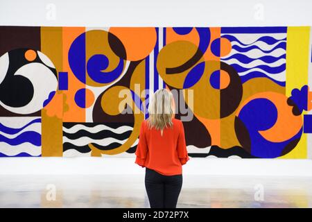 Visiteurs devant la grande tapisserie « Rio Azul », à l'ouverture du nouveau spectacle solo de l'artiste Beatriz Milhazes à la galerie White Cube Bermondsey à Londres. L'exposition, appelée Rio Azul, se déroule du 18 avril au 1er juillet. Date de la photo: Mardi 17 avril 2018. Le crédit photo devrait se lire: Matt Crossick/ EMPICS Entertainment. Banque D'Images