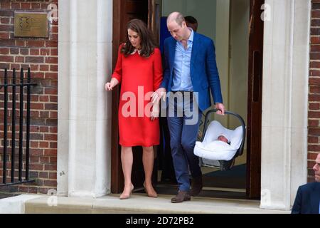 Le duc et la duchesse de Cambridge photographiés à l'extérieur de l'aile Lindo à l'hôpital St Mary's de Paddington, Londres, après la naissance de leur second fils. Le crédit photo devrait se lire: Matt Crossick/EMPICS Entertainment Banque D'Images