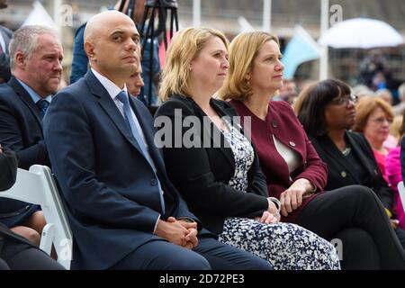 Les députés Sajid Javid, Karen Bradley et Amber Rudd, à l'occasion du dévoilement de la statue du leader suffragiste Millicent Fawcett, sur la place du Parlement, à Londres. La statue, portée par l'artiste Gillian, est la première statue d'une femme à se tenir sur la place, et marque 100 ans depuis que les premières femmes ont gagné le droit de vote. Date de la photo: Mardi 24 avril 2018. Le crédit photo devrait se lire: Matt Crossick/ EMPICS Entertainment. Banque D'Images