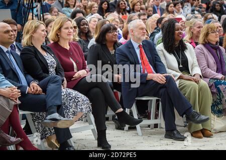 Les députés Sajid Javid, Karen Bradley, Amber Rudd, Diane Abbott, Jeremy Corbyn et Dawn Butler à l'inauguration de la statue du leader suffragiste Millicent Fawcett, sur la place du Parlement, à Londres. La statue, portée par l'artiste Gillian, est la première statue d'une femme à se tenir sur la place, et marque 100 ans depuis que les premières femmes ont gagné le droit de vote. Date de la photo: Mardi 24 avril 2018. Le crédit photo devrait se lire: Matt Crossick/ EMPICS Entertainment. Banque D'Images