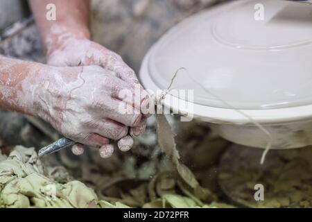 Une plaque est formée selon la méthode de « coulée sous pression », à l'atelier du Royal Crown Derby à Derby, en Angleterre. La compagnie, qui remonte à 1750, vient d'annoncer ses pièces commémoratives en l'honneur du prochain mariage royal entre le prince Harry et Meghan Markle. La Chine osseuse du Royal Crown Derby est encore entièrement fabriquée au Royaume-Uni, en utilisant des techniques largement inchangées depuis le XVIIIe siècle. Date de la photo: Jeudi 19 avril 2018. Le crédit photo devrait se lire: Matt Crossick/ EMPICS Entertainment. Banque D'Images