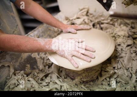 Une plaque est formée selon la méthode de « coulée sous pression », à l'atelier du Royal Crown Derby à Derby, en Angleterre. La compagnie, qui remonte à 1750, vient d'annoncer ses pièces commémoratives en l'honneur du prochain mariage royal entre le prince Harry et Meghan Markle. La Chine osseuse du Royal Crown Derby est encore entièrement fabriquée au Royaume-Uni, en utilisant des techniques largement inchangées depuis le XVIIIe siècle. Date de la photo: Jeudi 19 avril 2018. Le crédit photo devrait se lire: Matt Crossick/ EMPICS Entertainment. Banque D'Images