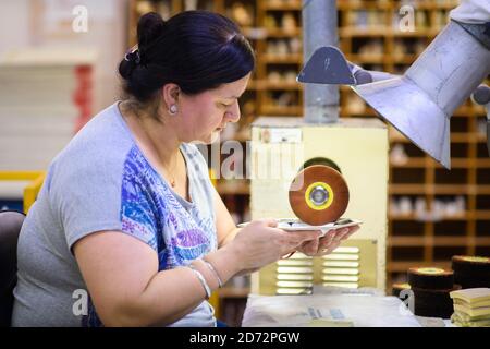 Un burnisher polit l'or 22ct sur une plaque octogonale qui commet le prochain mariage royal, à l'atelier du Royal Crown Derby à Derby, en Angleterre. La compagnie, qui remonte à 1750, vient d'annoncer ses pièces commémoratives en l'honneur du mariage royal entre le prince Harry et Meghan Markle. La Chine osseuse du Royal Crown Derby est encore entièrement fabriquée au Royaume-Uni, en utilisant des techniques largement inchangées depuis le XVIIIe siècle. Date de la photo: Jeudi 19 avril 2018. Le crédit photo devrait se lire: Matt Crossick/ EMPICS Entertainment. Banque D'Images