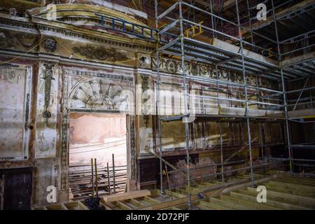 Vue générale de l'intérieur de l'Alexandra Palace Theatre dans le nord de Londres, alors que les ouvriers effectuent une restauration de 18.8 millions de livres de l'édifice victorien caché. Le théâtre, construit en 1885, est fermé depuis plus de 80 ans et doit rouvrir après l'été, avec un programme complet d'événements annoncés pour décembre. Date de la photo: Vendredi 27 avril 2018. Le crédit photo devrait se lire: Matt Crossick/ EMPICS Entertainment. Banque D'Images