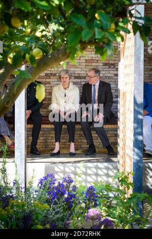 La première ministre Theresa May et le mari Philip The Lemon Tree Trust Garden, inspirés par un camp de réfugiés irakiens, au Chelsea Flower Show à Londres. Date de la photo: Lundi 21 mai 2018. Le crédit photo devrait se lire: Matt Crossick/ EMPICS Entertainment. Banque D'Images