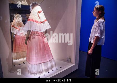 Les visiteurs regardent les robes traditionnelles mexicaines appartenant à Frida Kahlo, qui fait partie de l'exposition Frida Kahlo: Making Her Self Up, au V&A, Londres. Date de la photo: Mercredi 13 juin 2018. Le crédit photo devrait se lire: Matt Crossick/ EMPICS Entertainment. Banque D'Images