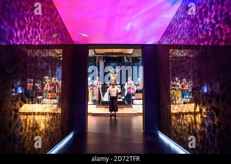 Les visiteurs regardent les robes traditionnelles mexicaines appartenant à Frida Kahlo, qui fait partie de l'exposition Frida Kahlo: Making Her Self Up, au V&A, Londres. Date de la photo: Mercredi 13 juin 2018. Le crédit photo devrait se lire: Matt Crossick/ EMPICS Entertainment. Banque D'Images