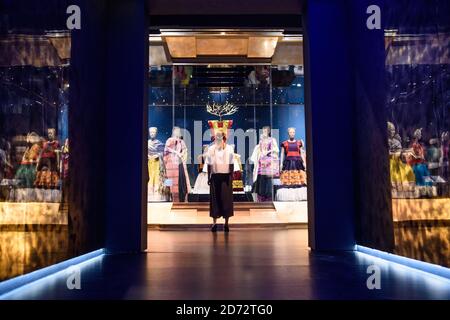 Les visiteurs regardent les robes traditionnelles mexicaines appartenant à Frida Kahlo, qui fait partie de l'exposition Frida Kahlo: Making Her Self Up, au V&A, Londres. Date de la photo: Mercredi 13 juin 2018. Le crédit photo devrait se lire: Matt Crossick/ EMPICS Entertainment. Banque D'Images