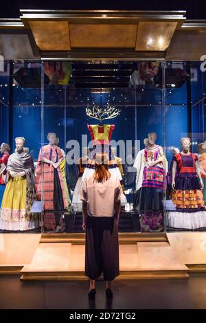 Les visiteurs regardent les robes traditionnelles mexicaines appartenant à Frida Kahlo, qui fait partie de l'exposition Frida Kahlo: Making Her Self Up, au V&A, Londres. Date de la photo: Mercredi 13 juin 2018. Le crédit photo devrait se lire: Matt Crossick/ EMPICS Entertainment. Banque D'Images