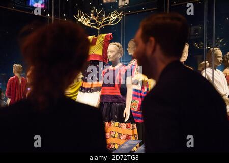 Les visiteurs regardent les robes traditionnelles mexicaines appartenant à Frida Kahlo, qui fait partie de l'exposition Frida Kahlo: Making Her Self Up, au V&A, Londres. Date de la photo: Mercredi 13 juin 2018. Le crédit photo devrait se lire: Matt Crossick/ EMPICS Entertainment. Banque D'Images