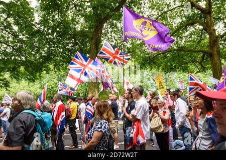 Les manifestants pro-Brexit lors de la marche pour l'unité et la liberté au Royaume-Uni à Westminster, Londres, le même jour qu'une grande manifestation anti-Brexit sur la place du Parlement. Date de la photo: Samedi 23 juin 2018. Le crédit photo devrait se lire: Matt Crossick/ EMPICS Entertainment. Banque D'Images