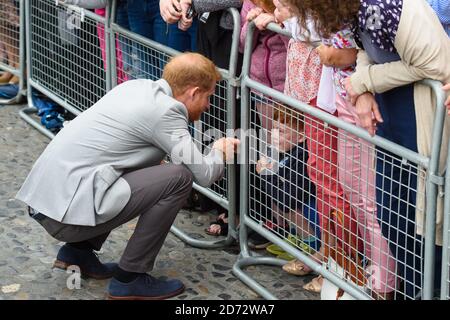 Le prince Harry, duc de Sussex, accueille des adeptes lors d'une promenade au Trinity College, le deuxième jour de la visite royale à Dublin, en Irlande. Date de la photo: Mercredi 11 juillet 2018. Le crédit photo devrait se lire: Matt Crossick/ EMPICS Entertainment. Banque D'Images