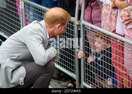 Le prince Harry, duc de Sussex, accueille des adeptes lors d'une promenade au Trinity College, le deuxième jour de la visite royale à Dublin, en Irlande. Date de la photo: Mercredi 11 juillet 2018. Le crédit photo devrait se lire: Matt Crossick/ EMPICS Entertainment. Banque D'Images