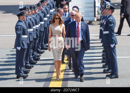 LE président AMÉRICAIN Donald Trump et sa femme Melania arrivent sur Air Force One à l'aéroport de Stansted, dans l'Essex, avant sa visite au Royaume-Uni. Date de la photo: Jeudi 12 juillet 2018. Le crédit photo devrait se lire: Matt Crossick/ EMPICS Entertainment. Banque D'Images