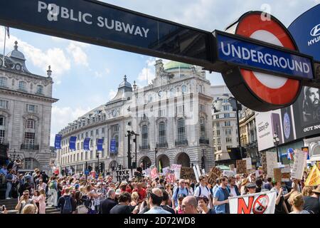 Les manifestants de « Stop Trump » défilent à travers Piccadilly Circus à Londres, dans le cadre des manifestations contre la visite du président américain Donald Trump au Royaume-Uni. Date de la photo: Vendredi 13 juillet 2018. Le crédit photo devrait se lire: Matt Crossick/ EMPICS Entertainment. Banque D'Images