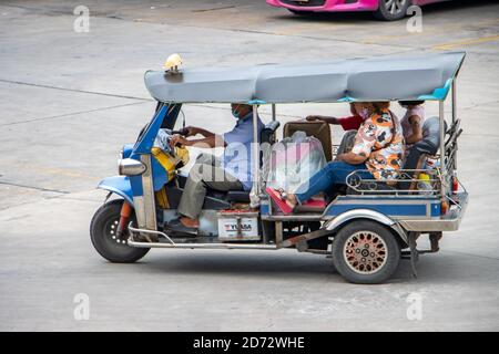 SAMUT PRAKAN, THAÏLANDE, JUILLET 25 2020, la famille avec des sacs pleins manèges dans un tricycle traditionnel tuk tuk tuk Banque D'Images