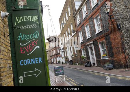 Vue générale sur le marché Old Kent à Margate, Kent. L'espace, dans un ancien bâtiment de cinéma, comprend des stands de nourriture, des bars et de petites boutiques. Il fait partie d'une vague de régénération dans la vieille ville, comme Margate a attiré de nouveaux résidents de Londres et plus loin, grâce à une combinaison de logements abordables, un cadre pittoresque et une scène artistique locale vibrante. Date de la photo: Vendredi 20 juillet 2018. Le crédit photo devrait se lire: Matt Crossick/ EMPICS Entertainment. Banque D'Images