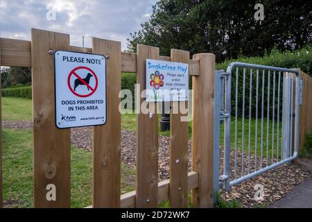 L'entrée pour les jeux pour enfants est interdit de fumer ou les chiens À St Annes sur la mer août 2020 Banque D'Images