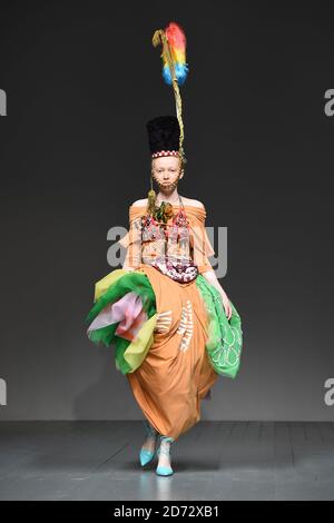 Modèles sur la passerelle pendant le salon Matty Bovan Spring/Summer 2019 London Fashion week au BFC Show Space, Londres. Date de la photo: Vendredi 14 septembre 2018. Le crédit photo devrait se lire: Matt Crossick/ EMPICS Entertainment. Banque D'Images