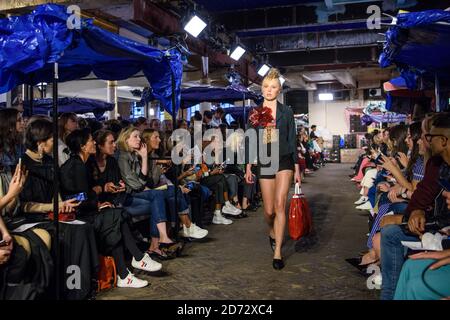 Des modèles sur la passerelle pendant le Molly Goddard Spring/Summer 2019 London Fashion week show Covent Garden, Londres. Date de la photo: Samedi 15 septembre 2018. Le crédit photo devrait se lire: Matt Crossick/ EMPICS Entertainment. Banque D'Images