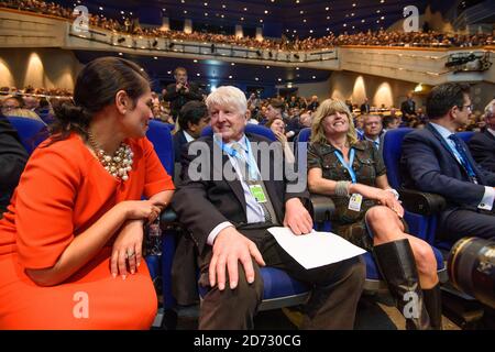 Priti Patel, Stanley et Rachel Johnson dans le public alors que le député de Boris Johnson parle lors d'un événement organisé par le conservateur Home, lors de la conférence annuelle du Parti conservateur, au Centre international des congrès de Birmingham. Date de la photo: Mardi 2 octobre 2018. Le crédit photo devrait se lire: Matt Crossick/ EMPICS. Banque D'Images