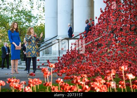 La duchesse de Cambridge (à gauche) s'entretient avec Diane Lees, directrice générale des Imperial War Museums, en se penchant sur la sculpture de pavot Weeping Window lorsqu'elle arrive à l'IWM de Londres pour voir des lettres relatives aux trois frères de son arrière-grand-mère, Tous ceux qui ont combattu et sont morts dans la première Guerre mondiale. Date de la photo: Mercredi 31 octobre 2018. Le crédit photo devrait se lire: Matt Crossick/ EMPICS Entertainment. Banque D'Images