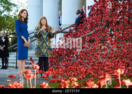 La duchesse de Cambridge (à gauche) s'entretient avec Diane Lees, directrice générale des Imperial War Museums, en se penchant sur la sculpture de pavot Weeping Window lorsqu'elle arrive à l'IWM de Londres pour voir des lettres relatives aux trois frères de son arrière-grand-mère, Tous ceux qui ont combattu et sont morts dans la première Guerre mondiale. Date de la photo: Mercredi 31 octobre 2018. Le crédit photo devrait se lire: Matt Crossick/ EMPICS Entertainment. Banque D'Images