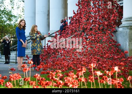 La duchesse de Cambridge (à gauche) s'entretient avec Diane Lees, directrice générale des Imperial War Museums, en se penchant sur la sculpture de pavot Weeping Window lorsqu'elle arrive à l'IWM de Londres pour voir des lettres relatives aux trois frères de son arrière-grand-mère, Tous ceux qui ont combattu et sont morts dans la première Guerre mondiale. Date de la photo: Mercredi 31 octobre 2018. Le crédit photo devrait se lire: Matt Crossick/ EMPICS Entertainment. Banque D'Images