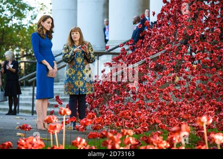 La duchesse de Cambridge (à gauche) s'entretient avec Diane Lees, directrice générale des Imperial War Museums, en se penchant sur la sculpture de pavot Weeping Window lorsqu'elle arrive à l'IWM de Londres pour voir des lettres relatives aux trois frères de son arrière-grand-mère, Tous ceux qui ont combattu et sont morts dans la première Guerre mondiale. Date de la photo: Mercredi 31 octobre 2018. Le crédit photo devrait se lire: Matt Crossick/ EMPICS Entertainment. Banque D'Images