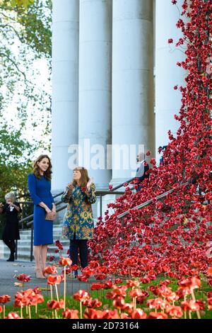 La duchesse de Cambridge (à gauche) s'entretient avec Diane Lees, directrice générale des Imperial War Museums, en se penchant sur la sculpture de pavot Weeping Window lorsqu'elle arrive à l'IWM de Londres pour voir des lettres relatives aux trois frères de son arrière-grand-mère, Tous ceux qui ont combattu et sont morts dans la première Guerre mondiale. Date de la photo: Mercredi 31 octobre 2018. Le crédit photo devrait se lire: Matt Crossick/ EMPICS Entertainment. Banque D'Images