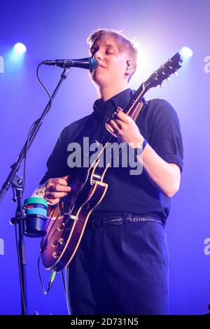 George Ezra se exécutant à Wembley Arena à Londres. Date de la photo: Jeudi 15 novembre 2018. Le crédit photo devrait se lire: Matt Crossick/ EMPICS Entertainment. Banque D'Images