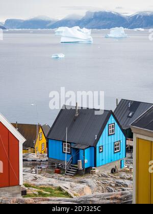 Petite ville d'Uummannaq dans le nord de l'ouest du groenland. Contexte la péninsule glaciée de Nuussuaq (Nugssuaq). Amérique, Amérique du Nord, Groenland, Denma Banque D'Images