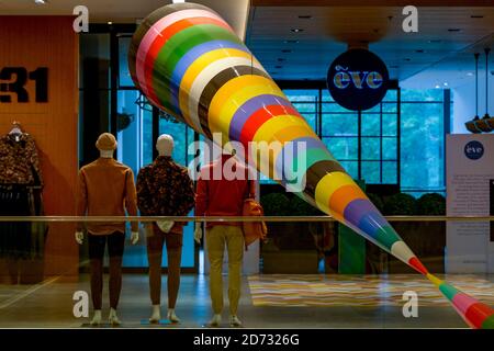Installation d'art cylindrique, The Bow Tie par l'artiste Douglas Coupland, grand magasin la Maison Simons, Centre commercial Park Royal, West Vancouver, B Banque D'Images