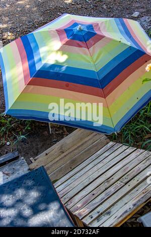 Un parasol coloré sur une chaise longue en bois dans la campagne thaïlandaise Banque D'Images