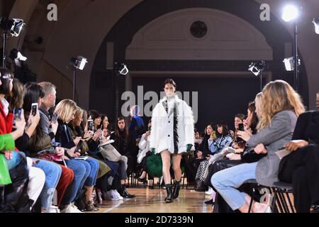 Modèles sur la passerelle pendant le défilé de mode Toga, tenu au centre de loisirs Seymour, dans le cadre de la semaine de la mode de Londres A/W 2019. Date de la photo: Samedi 16 février 2018. Le crédit photo devrait se lire: Matt Crossick/Empics Banque D'Images