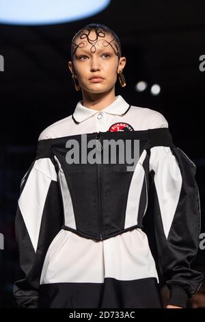 Gigi Hadid sur la passerelle pendant le défilé de mode Burberry, tenu à Tate Modern, dans le cadre de la London Fashion week A/W 2019. Date de la photo: Dimanche 17 février 2018. Le crédit photo devrait se lire: Matt Crossick/Empics Banque D'Images
