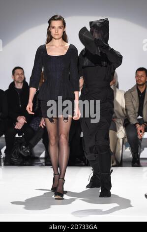 Modèles sur la passerelle pendant le défilé de mode de Chalayan, tenu au Sadler's Wells Theatre, dans le cadre de la London Fashion week A/W 2019. Date de la photo: Lundi 18 février 2018. Le crédit photo devrait se lire: Matt Crossick/Empics Banque D'Images