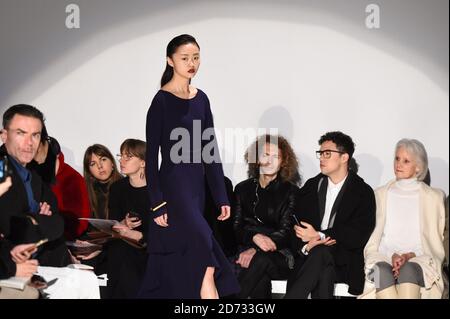 Modèles sur la passerelle pendant le défilé de mode de Chalayan, tenu au Sadler's Wells Theatre, dans le cadre de la London Fashion week A/W 2019. Date de la photo: Lundi 18 février 2018. Le crédit photo devrait se lire: Matt Crossick/Empics Banque D'Images