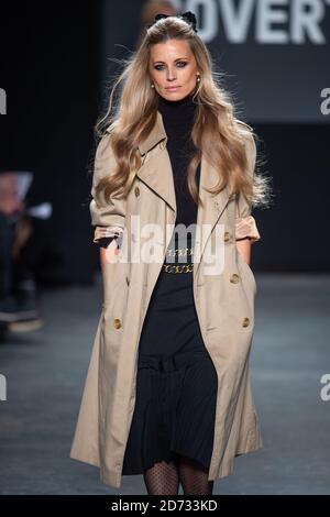 Laura Bailey sur la passerelle lors du salon de la mode Oxfam Fighting Poverty Catwalk, qui s'est tenu à Ambika 3 pendant la semaine de la mode de Londres A/W 2019. Date de la photo: Lundi 18 février 2018. Le crédit photo devrait se lire: Matt Crossick/Empics Banque D'Images