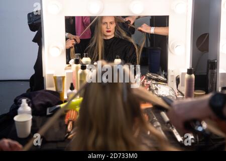 Modèles préparant les coulisses, lors du salon de mode Oxfam Fighting Poverty Catwalk, qui s'est tenu à Ambika 3 pendant la semaine de mode de Londres A/W 2019. Date de la photo: Lundi 18 février 2018. Le crédit photo devrait se lire: Matt Crossick/Empics Banque D'Images