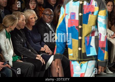 Camilla Parker Bowles, duchesse de Cornwall, et Edward Enninful, rédacteur en chef de Vogue UK, au premier rang lors du défilé de mode de Bethany Williams, qui s'est tenu au BFC au 180 Strand, dans le cadre de la London Fashion week A/W 2019. La duchesse présentait le prix Queen Elizabeth II pour le design. Date de la photo: Mardi 19 février 2018. Le crédit photo devrait se lire: Matt Crossick/Empics Banque D'Images