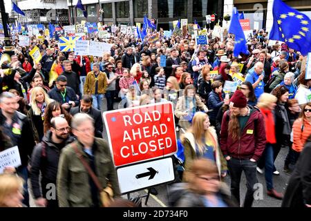 Un point de vue général des militants anti-Brexit qui participent à la marche électorale du peuple à Londres. Le crédit d'image devrait se lire: Matt Crossick/EMPICS Banque D'Images