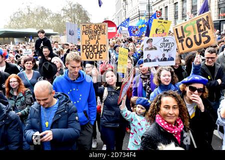 Un point de vue général des militants anti-Brexit qui participent à la marche électorale du peuple à Londres. Le crédit d'image devrait se lire: Matt Crossick/EMPICS Banque D'Images