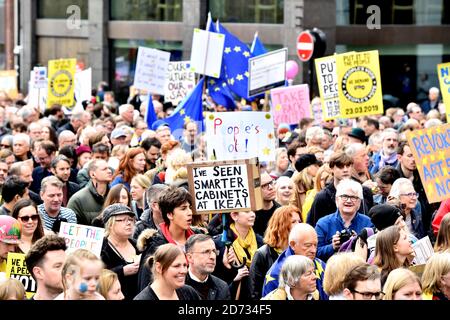 Un point de vue général des militants anti-Brexit qui participent à la marche électorale du peuple à Londres. Le crédit d'image devrait se lire: Matt Crossick/EMPICS Banque D'Images