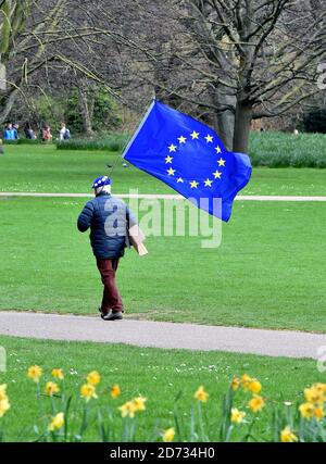 Un point de vue général d'un militant anti-Brexit qui tient le drapeau européen lorsqu'il participe à la marche électorale du peuple à Londres. Le crédit d'image devrait se lire: Matt Crossick/EMPICS Banque D'Images