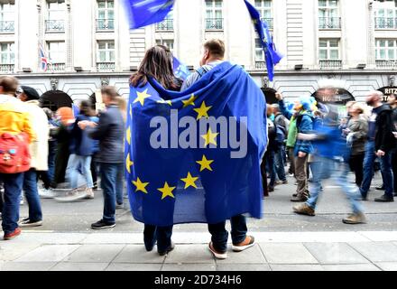 Un point de vue général des militants anti-Brexit qui détiennent le drapeau européen lorsqu'ils participent à la marche du vote populaire à Londres. Le crédit d'image devrait se lire: Matt Crossick/EMPICS Banque D'Images