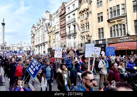 Un point de vue général des militants anti-Brexit qui participent à la marche électorale du peuple à Londres. Le crédit d'image devrait se lire: Matt Crossick/EMPICS Banque D'Images