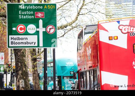 Panneaux sur la Euston Road dans le centre de Londres, annonçant la nouvelle zone d'émissions ultra-faibles, qui est entrée en place cette semaine dans le but de réduire la pollution dans la ville. Date de la photo: Vendredi 12 avril 2019. Le crédit photo devrait se lire: Matt Crossick/Empics Banque D'Images