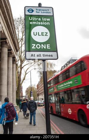 Panneaux sur la Euston Road dans le centre de Londres, annonçant la nouvelle zone d'émissions ultra-faibles, qui est entrée en place cette semaine dans le but de réduire la pollution dans la ville. Date de la photo: Vendredi 12 avril 2019. Le crédit photo devrait se lire: Matt Crossick/Empics Banque D'Images