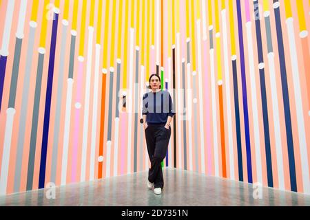Artiste Sarah Morris photographiée avec son œuvre 'Ataraxia', lors d'une nouvelle exposition de son œuvre à la galerie White Cube de Bermondsey, Londres. L'exposition se déroulera du 17 avril au 30 juin 2019. Date de la photo: Mardi 16 avril 2019. Le crédit photo devrait se lire: Matt Crossick/Empics Banque D'Images